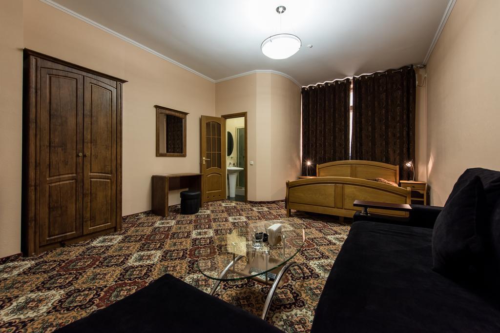 Premium Hotel Chernivtsi Room photo