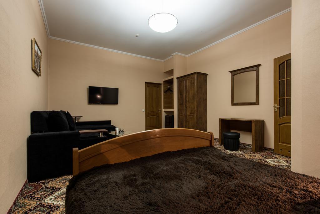 Premium Hotel Chernivtsi Room photo