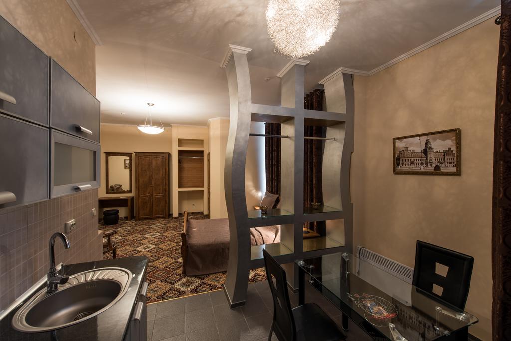 Premium Hotel Chernivtsi Room photo
