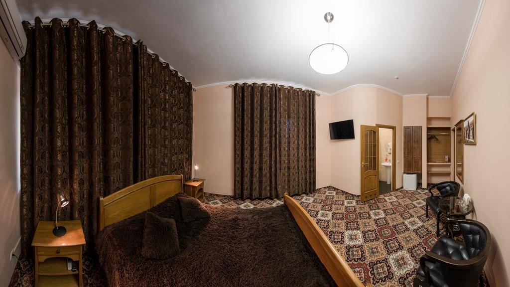 Premium Hotel Chernivtsi Room photo