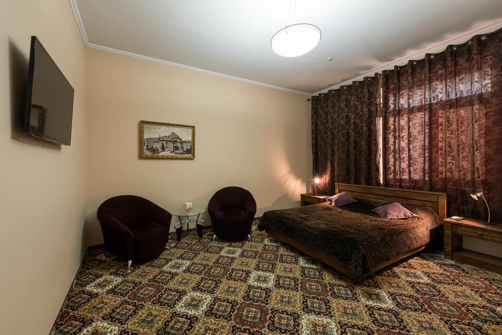 Premium Hotel Chernivtsi Room photo