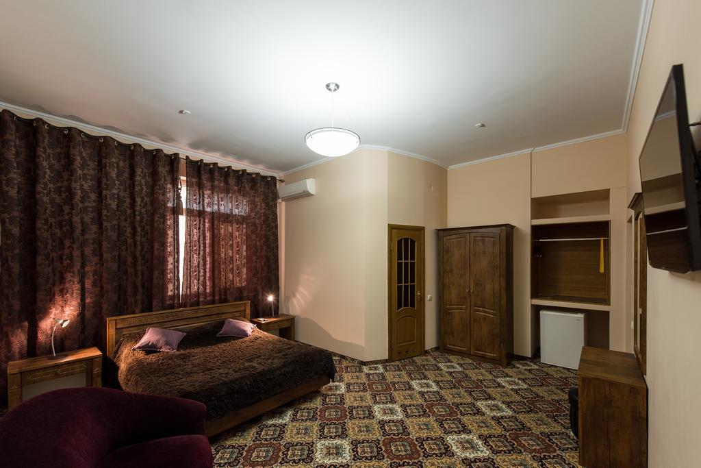 Premium Hotel Chernivtsi Room photo