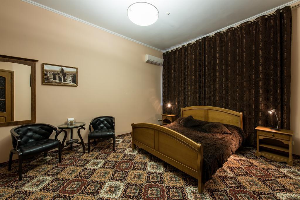 Premium Hotel Chernivtsi Room photo