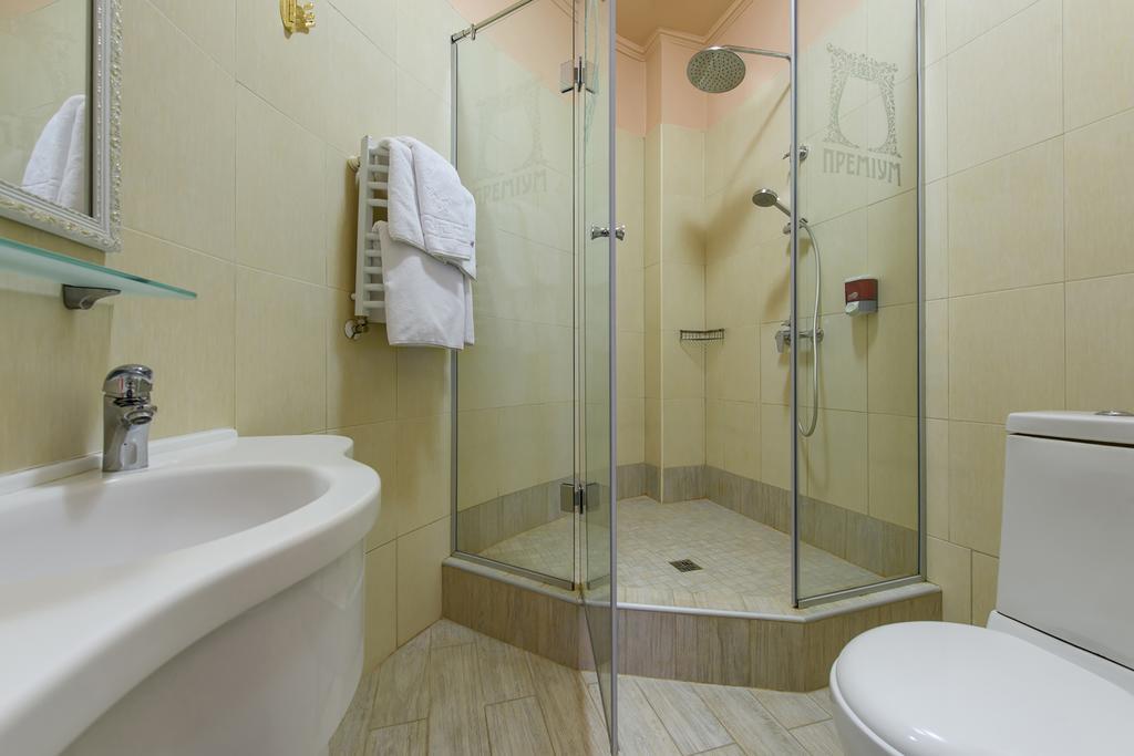 Premium Hotel Chernivtsi Room photo