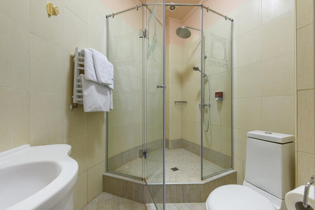Premium Hotel Chernivtsi Room photo